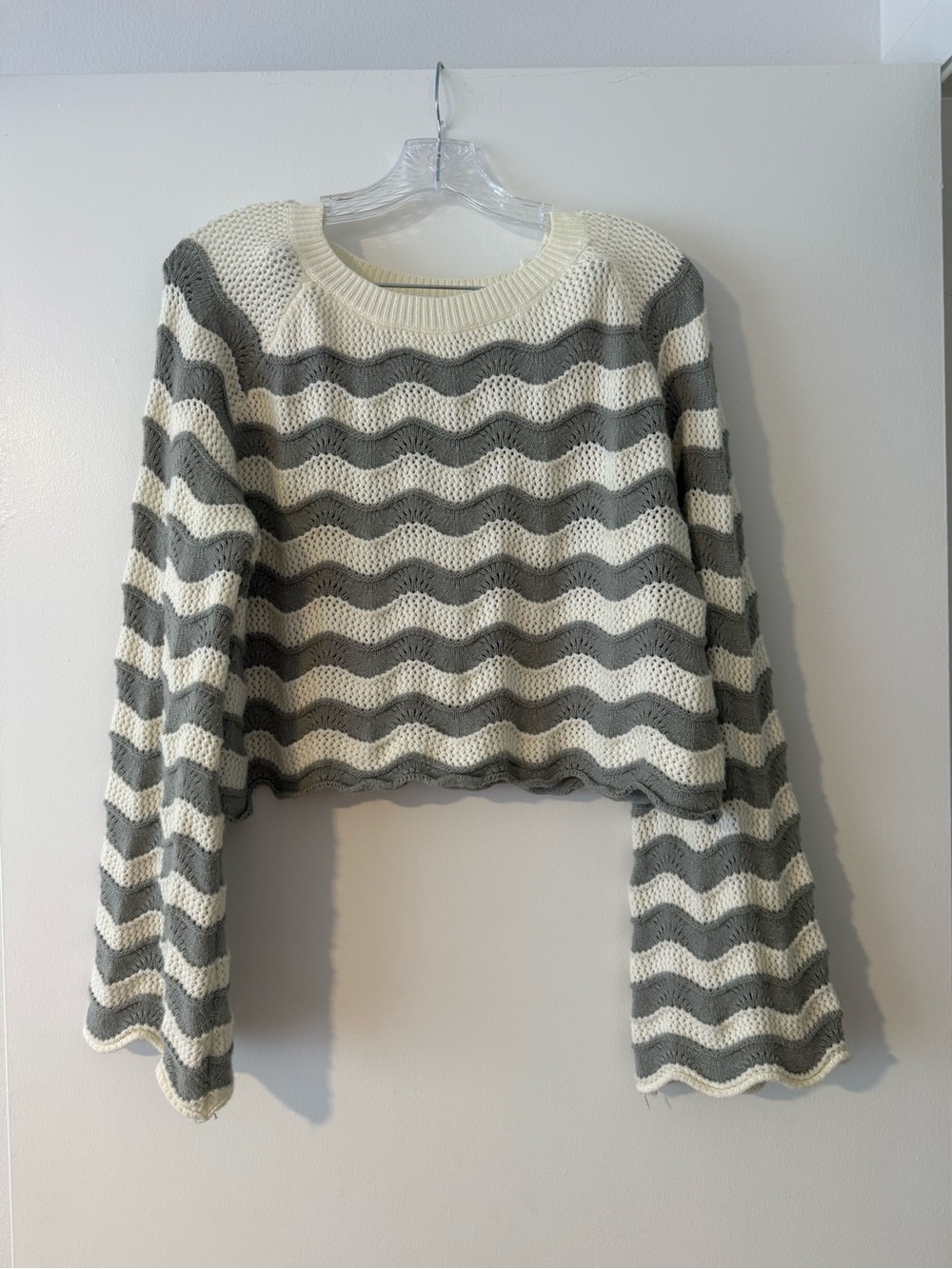 Alter’d State Gray Ivory Wavy Stripe Cropped Knit Sweater Size Medium